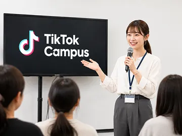 女性がモニターの前で説明している様子